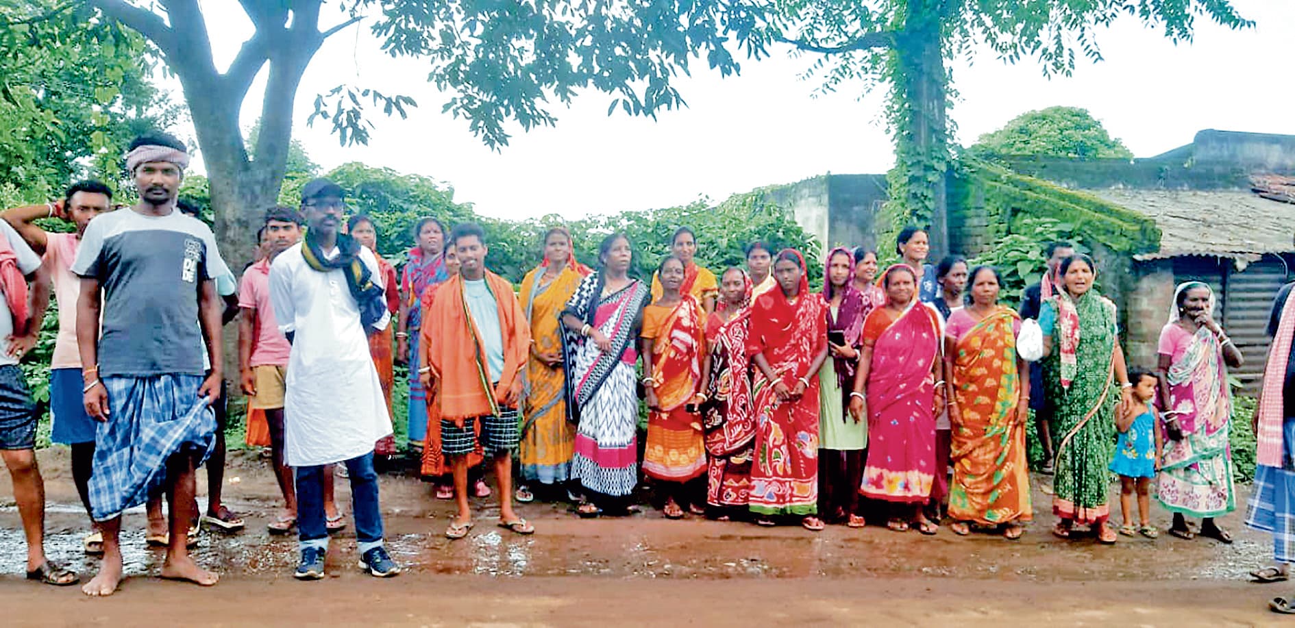 ग्रामीणों ने पुल की मरम्मत की मांग पर किया प्रदर्शन