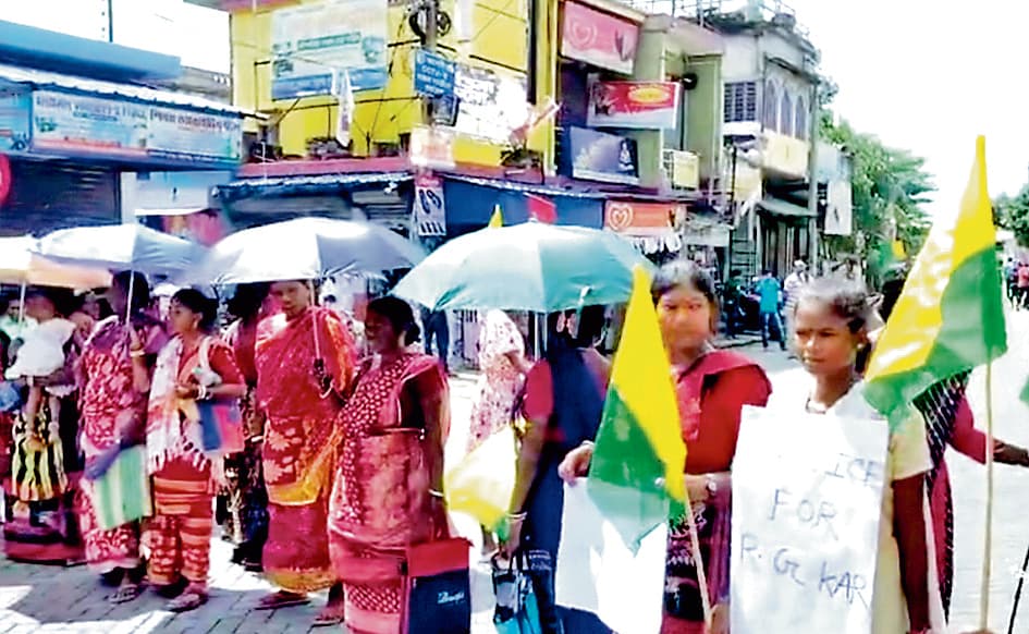 जनजातीय युवती व लेडी डॉक्टर की हत्या के खिलाफ आदिवासियों का चक्काजाम