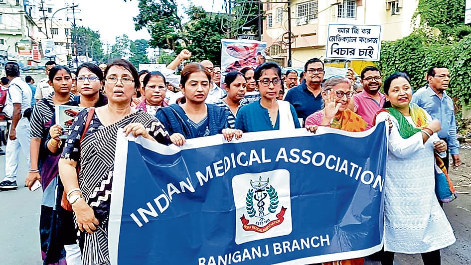 आरजी कर की घटना के खिलाफ आइएमए के बैनर तले निकली रैली