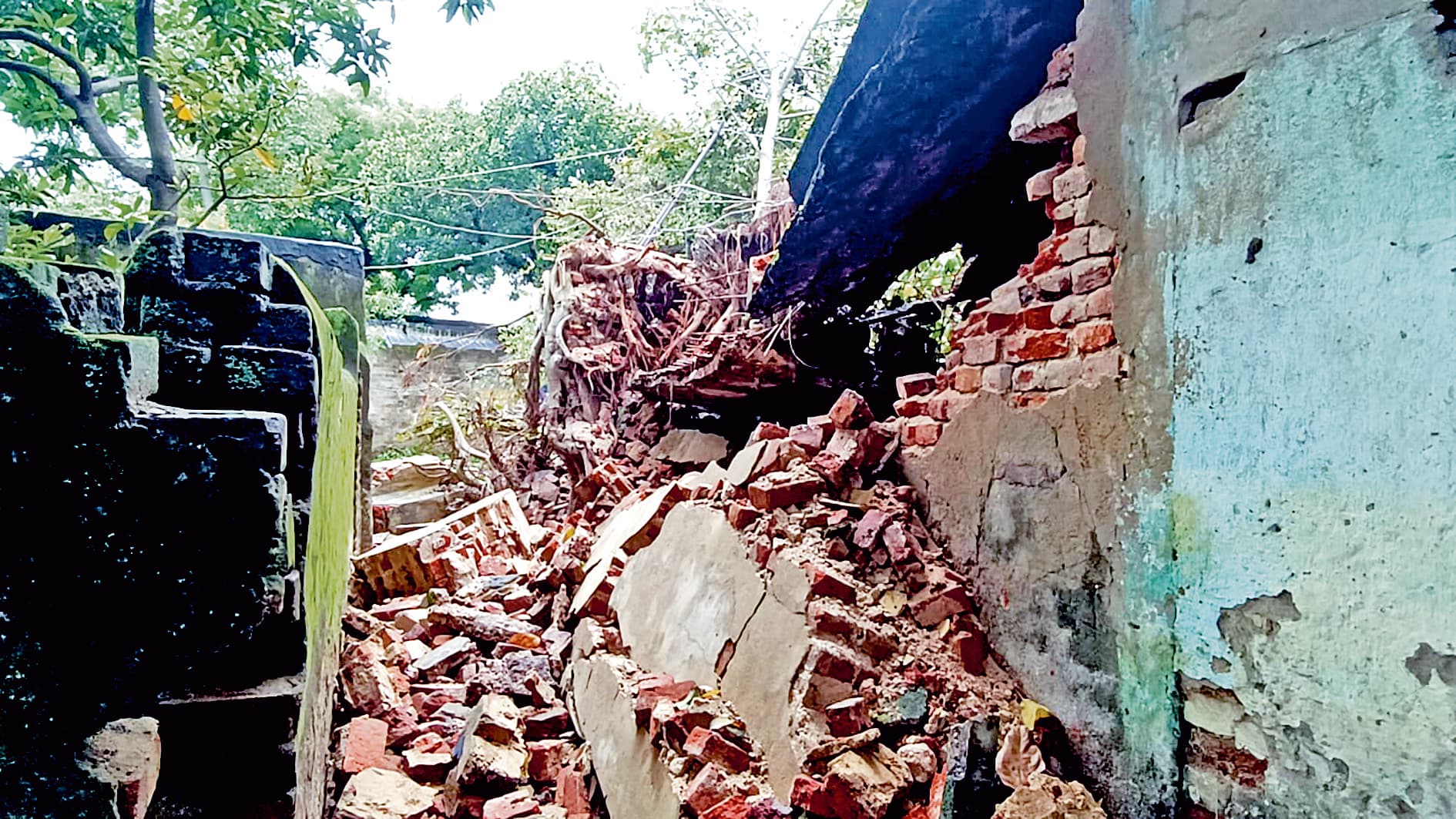 सामुदायिक भवन की इमारत ढही, दहशत