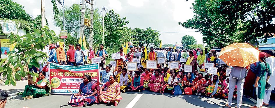 युवती की हत्या के विरोध में आदिवासी संगठन ने किया सड़क जाम