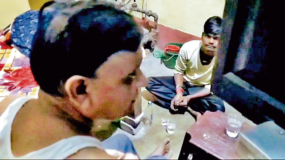 पुरुलिया अस्पताल के निजी सुलभ शौचालय में शराबखोरी, दो को किया गया गिरफ्तार