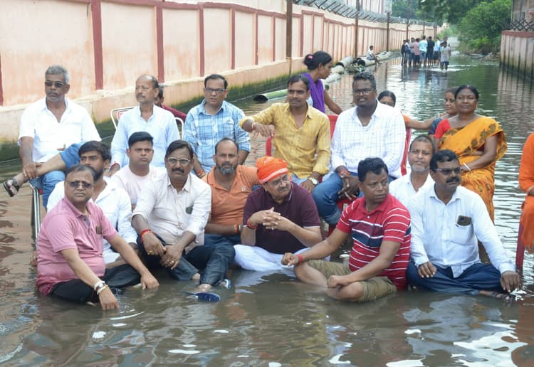 जलजमाव के खिलाफ विधायक राज सिन्हा का जलसत्याग्रह