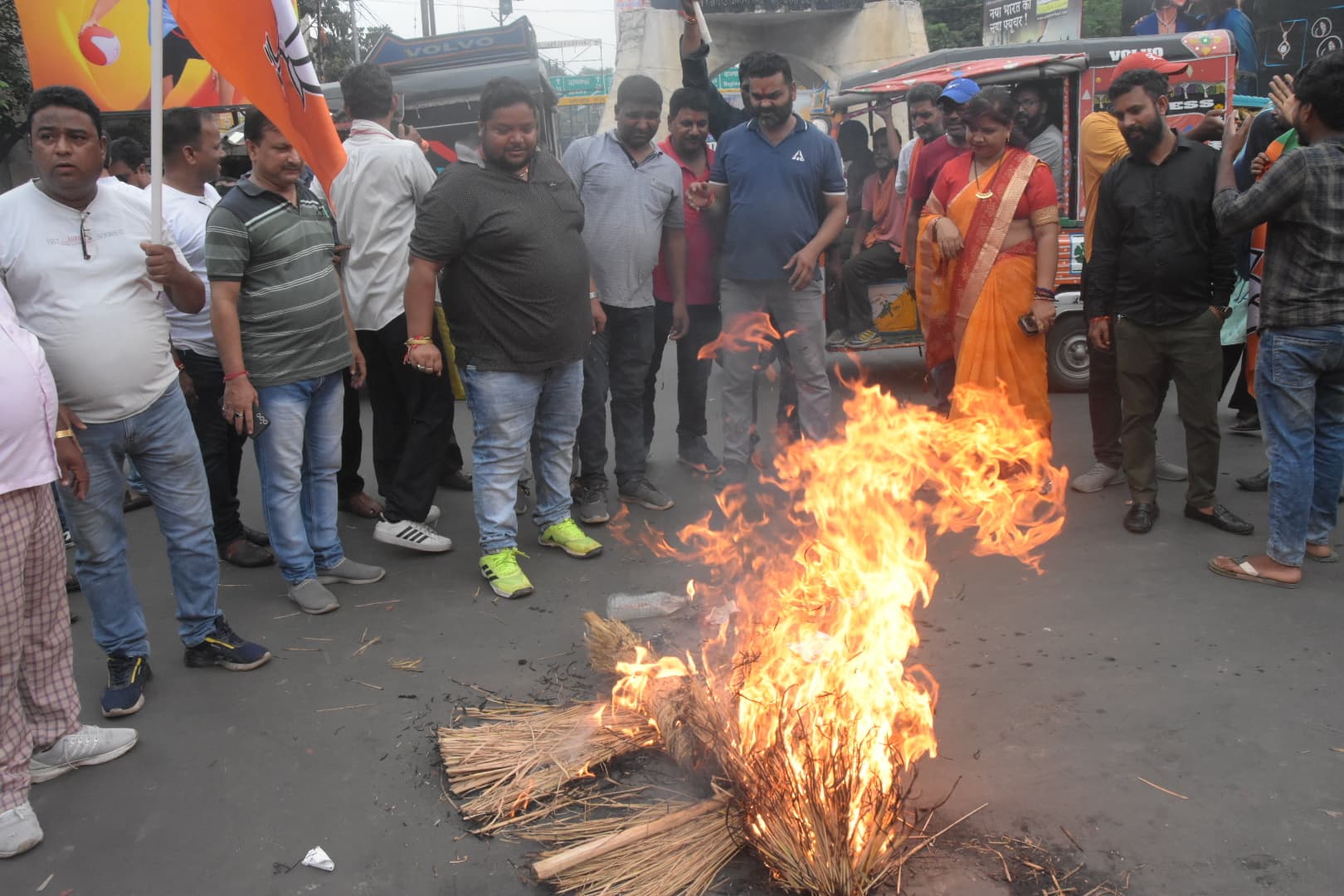 विक्षुब्ध भाजपा कार्यकर्ताओं ने फूंका महानगर अध्यक्ष का पुतला