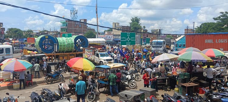 बरही में  रांची-पटना उच्च पथ पर वाहनों की लगी लाइन