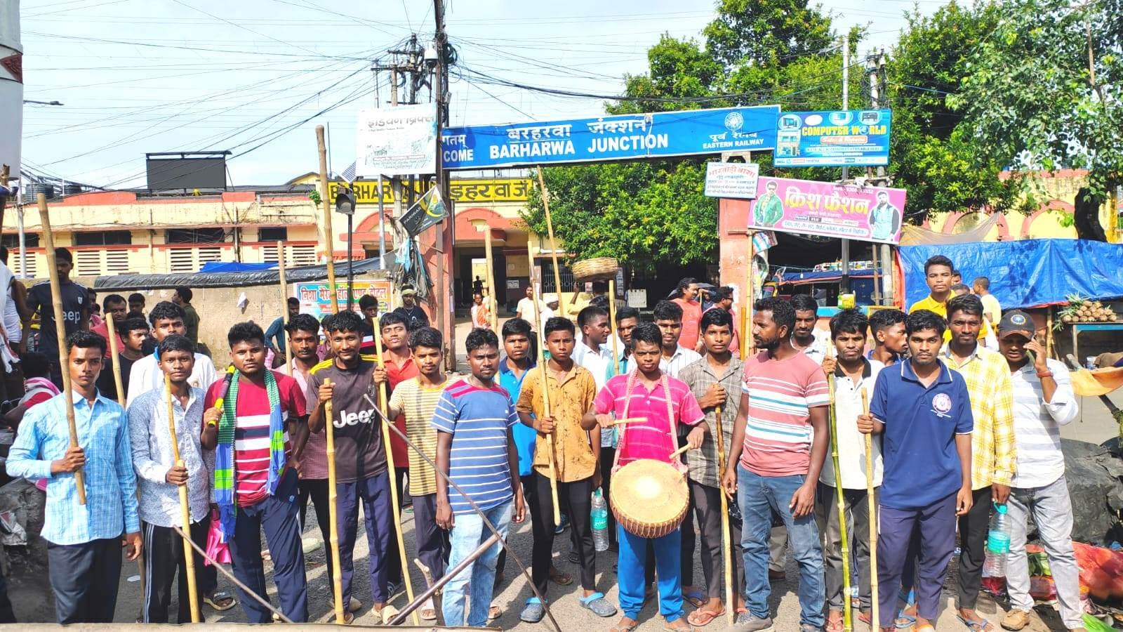 भारत बंद ::: सुप्रीम कोर्ट के फैसले के विरोध में आदिवासियों ने चौक-चौराहों को किया जाम