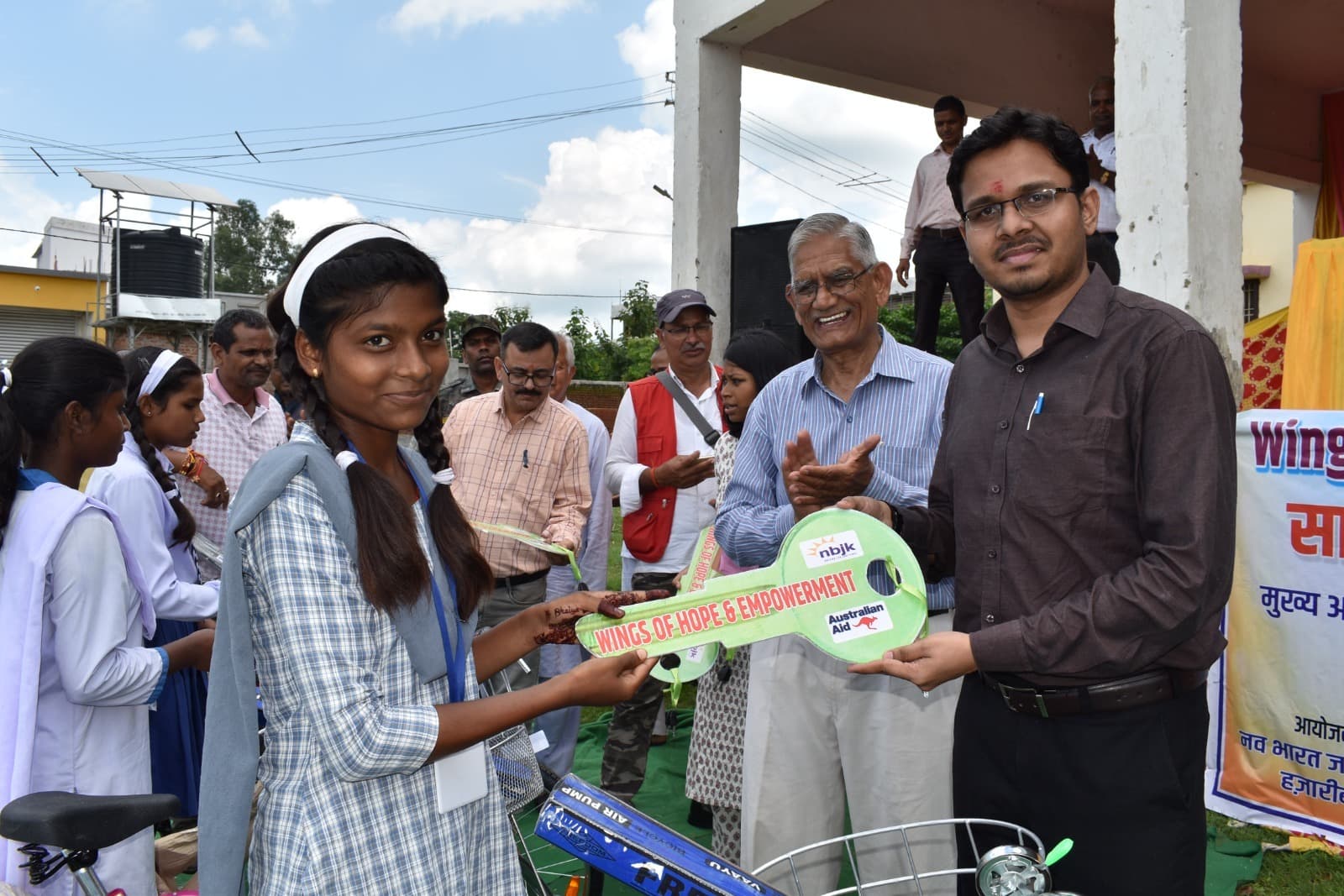 ओरिया दुर्गा मंडप मैदान में 160 बच्चियों में साइकिल बांटी