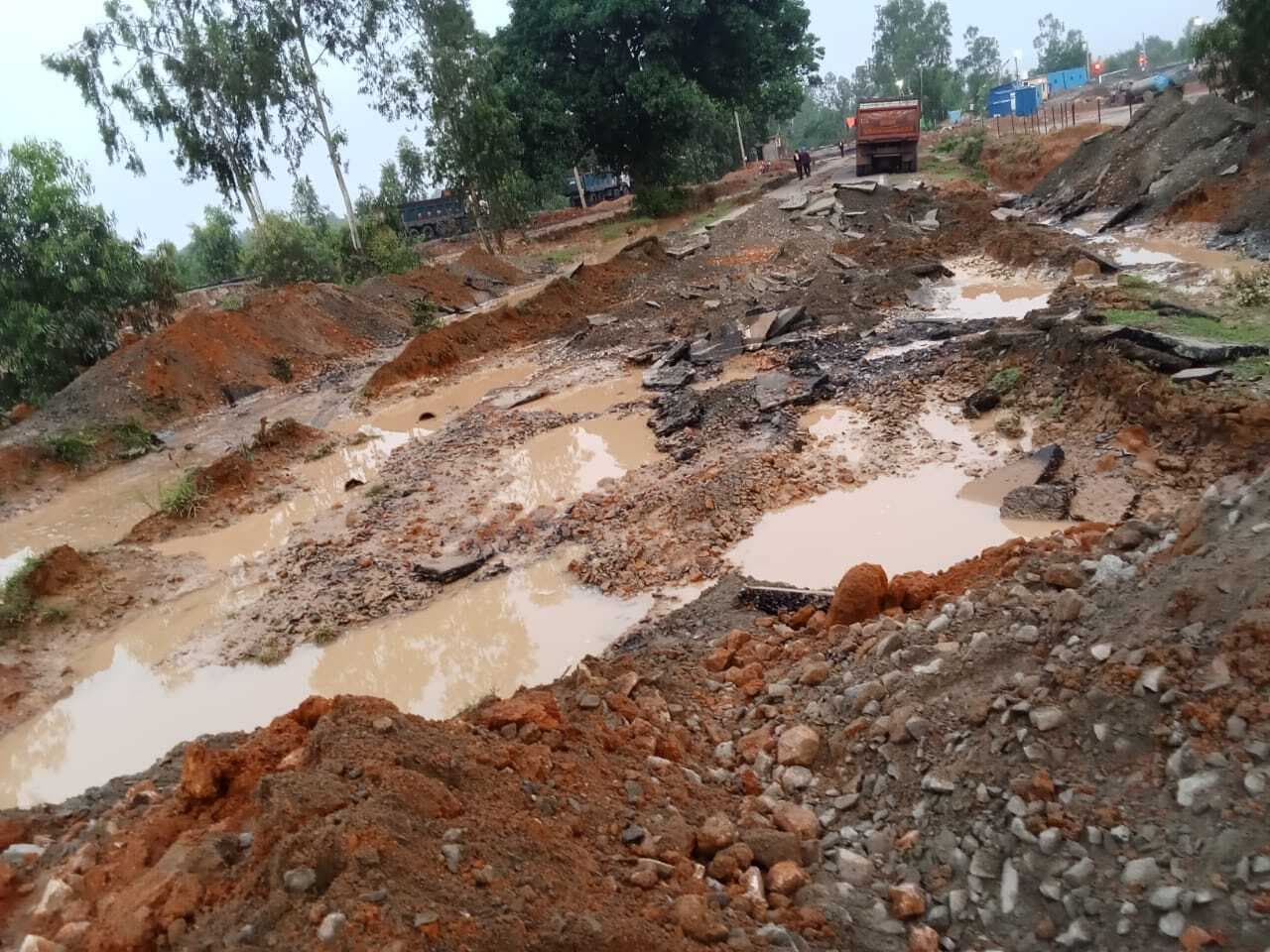 वैकल्पिक सड़क बनाये बिना जोरदाग-नयाखाप मार्ग काटने का विरोध