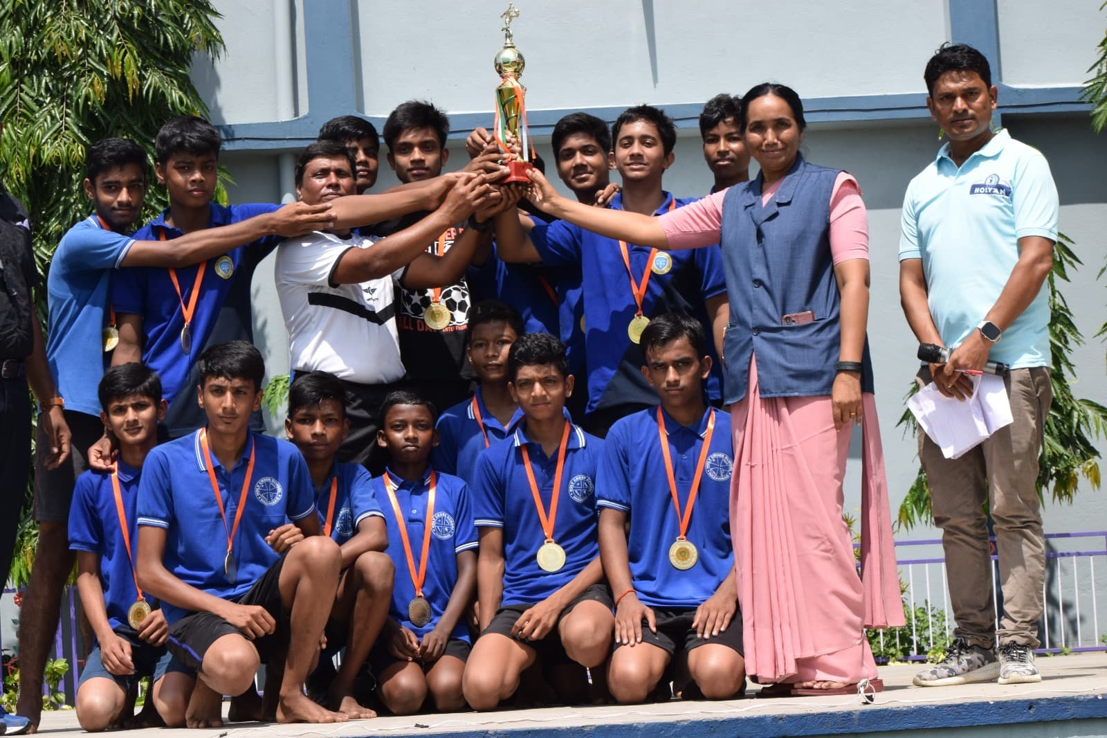 जूनियर टीम में ब्लू हाउस और सीनियर में येल्लो हाउस चैंपियन