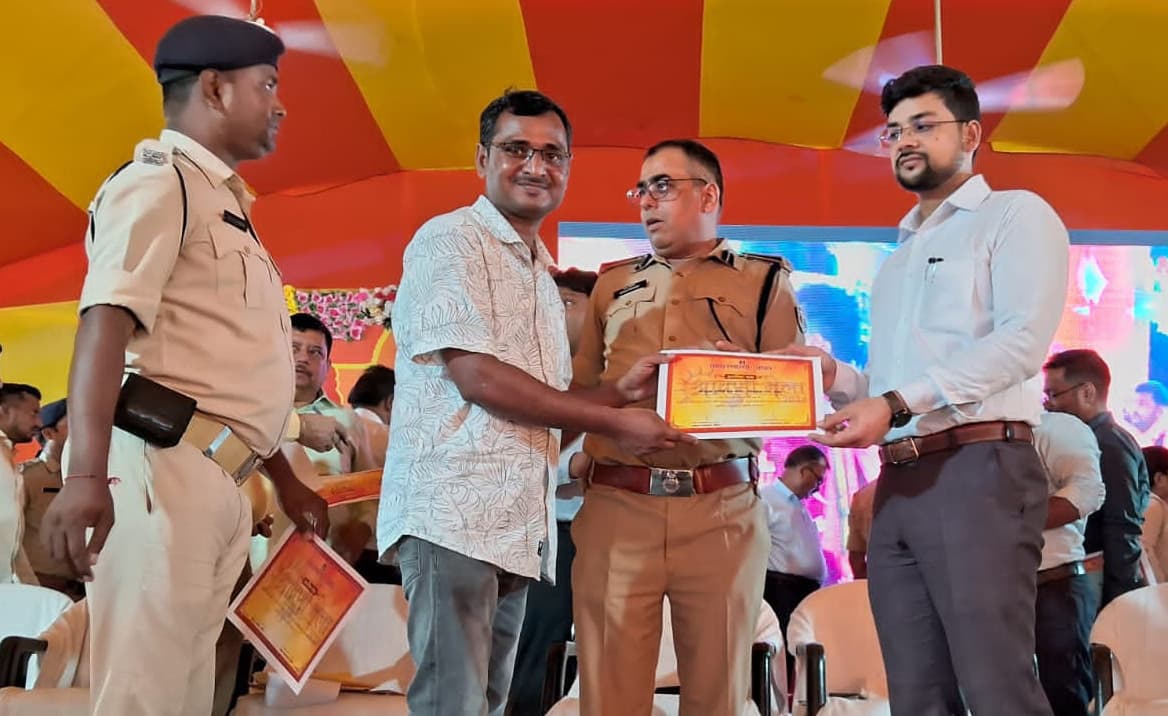 कांवरियों की उत्कृष्ट सेवा के लिए निःशुल्क पूर्णिया सेवा शिविर को मिला प्रशस्ति पत्र