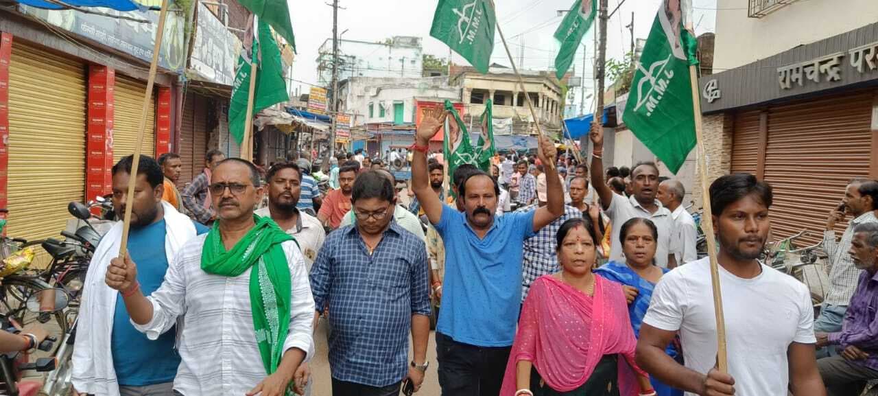 दुमका में भारत बंद के दौरान बंद रही शहर की अधिकांश दुकानें, समर्थकों ने चौक-चौराहों पर किया चक्का जाम, 250 से ज्यादा बसों का परिचालन भी प्रभावित