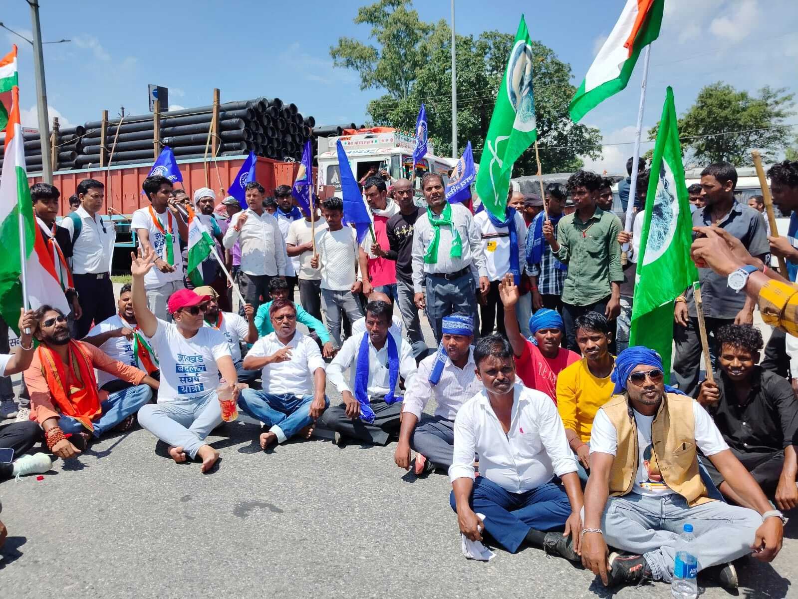 साढ़े पांच घंटे इटखोरी मोड़ के पास सड़क जाम