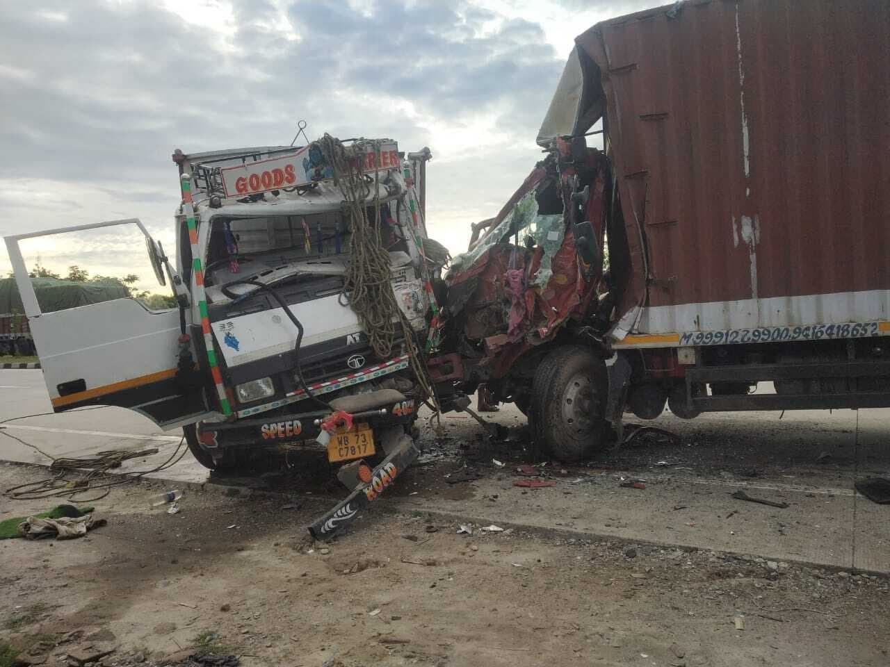 सड़क किनारे खड़े ट्रक को कंटेनर ने मारी ठोकर, दोनों वाहन क्षतिग्रस्त