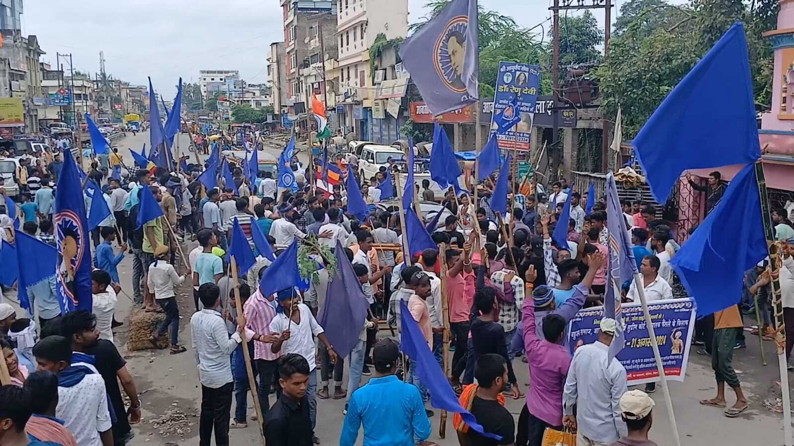 बंद समर्थकों ने एनएच जाम कर किया प्रदर्शन, शहर में जुलूस निकाल बंद कराई दुकानें