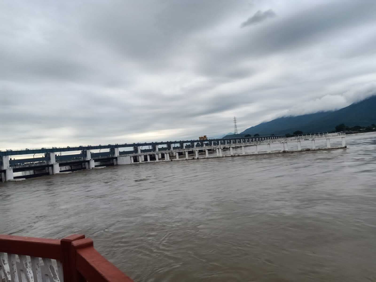 लगातार बारिश से एक बार फिर उफान पर गंडक बराज, अलर्ट पर कर्मी