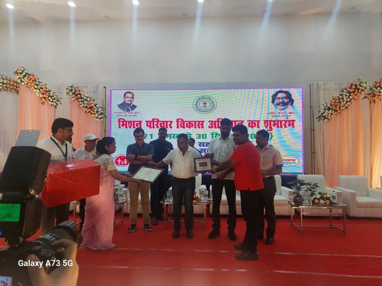 डॉ दुर्गेश झा को बंध्याकरण व नसबंदी के लिए मिला बेस्ट सर्जन का पुरस्कार