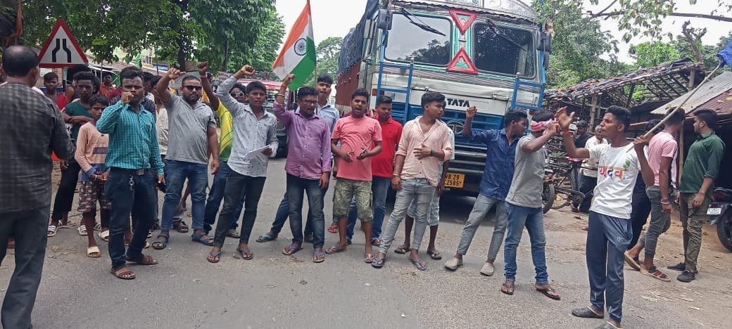 नाला में भारत बंद सर्मथकों ने सड़क जाम कर किया प्रदर्शन