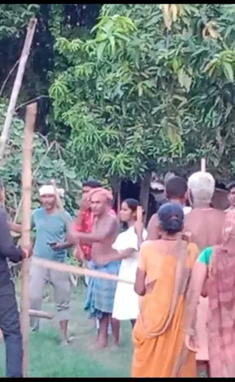 लक्षमिनियां में युवक ने लहराया हथियार, फोटो वायरल