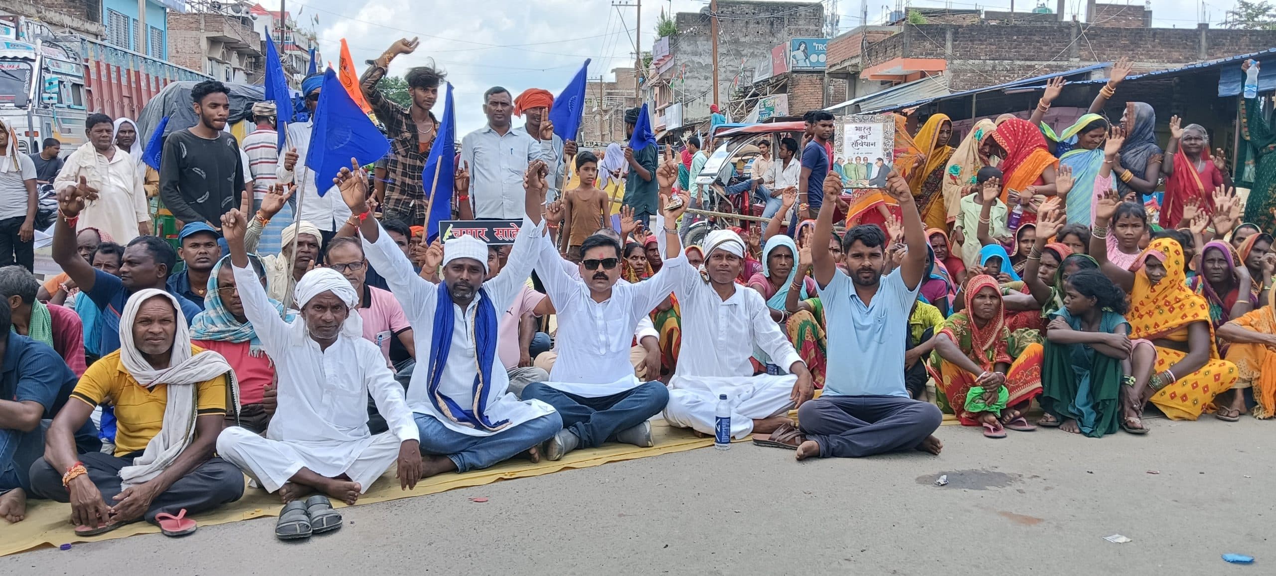 दुकानदारों ने दुकानों को स्वत: स्फूर्त बंद कर दिया समर्थन