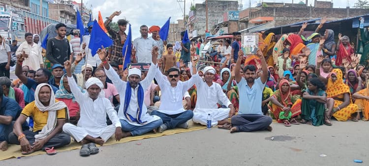 दुकानदारों ने दुकानों को स्वत: स्फूर्त बंद कर दिया समर्थन