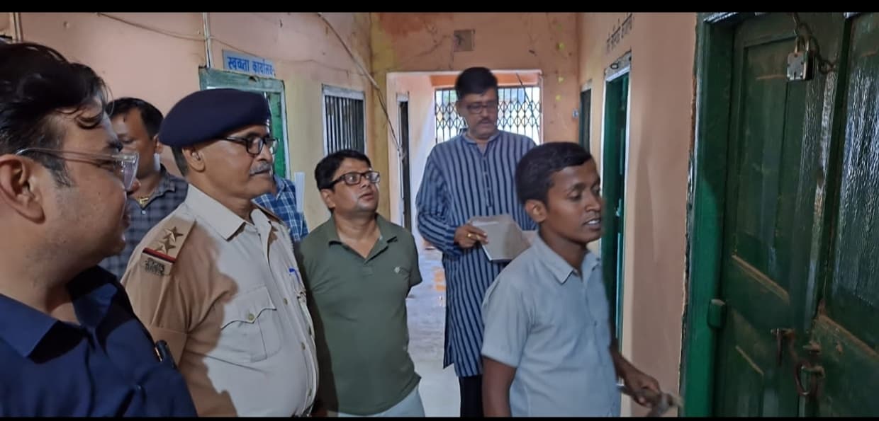 महीनों से बंद प्रखंड नजारत कार्यालय का तोड़ा गया ताला
