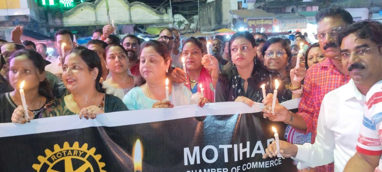 डॉक्टर की रेप व हत्या के खिलाफ संगठनों ने निकाला कैंडल मार्च