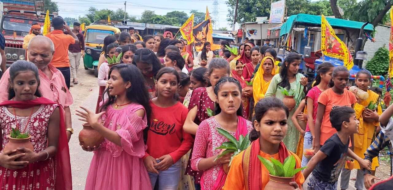 महायज्ञ को लेकर कन्याओं ने निकाली कलशयात्रा