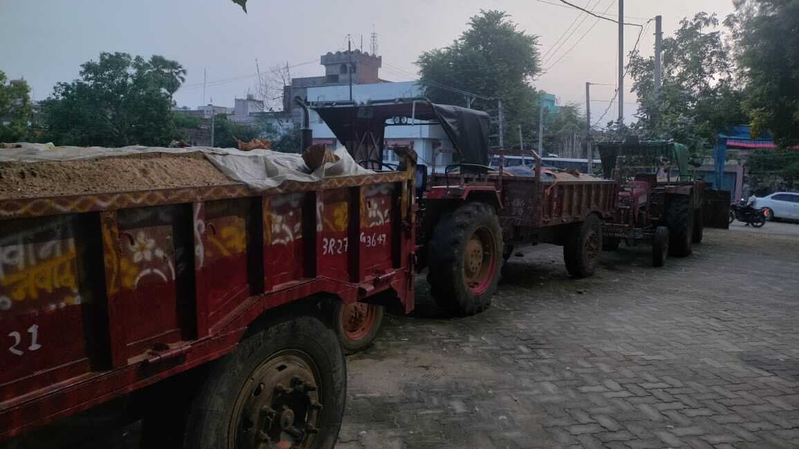 अवैध बालू लदे तीन ट्रैक्टर व डाला जब्त