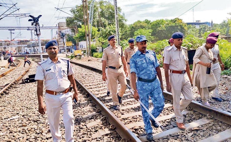 बंद को लेकर गया रेलवे स्टेशन पर अलर्ट, पटरियों पर तैनात रहे जवान