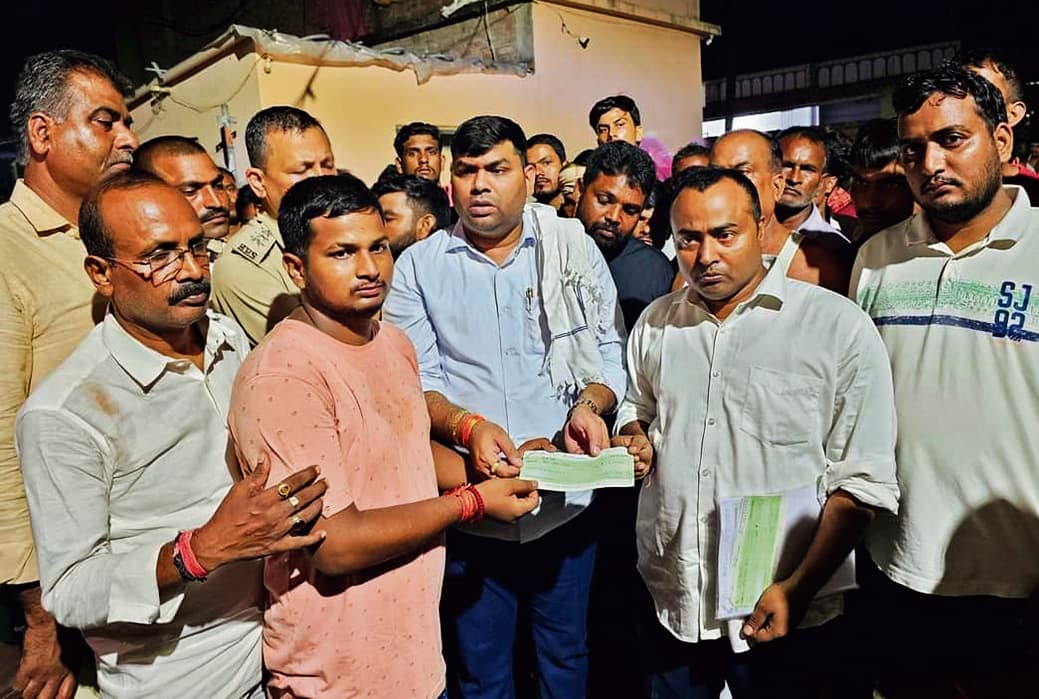 दिवंगत वार्ड पार्षद के परिजन को नगर परिषद प्रशासन ने दिया पांच लाख रुपये का चेक