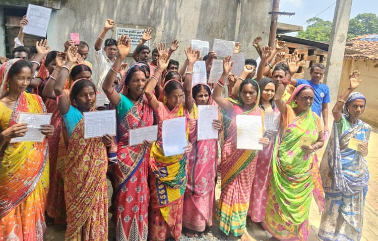 छह माह से नहीं मिला राशन, कार्डधारियों ने किया विरोध-प्रदर्शन