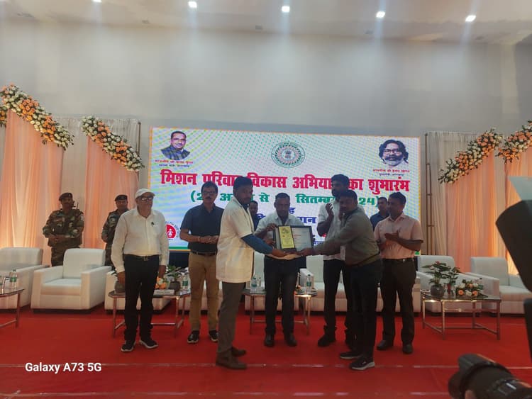 स्वास्थ्य मंत्री ने सीएचसी चिकित्सा प्रभारी को किया पुरस्कृत