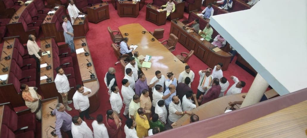 जहरीली शराब कांड को लेकर सदन में बीजद का हंगामा, विस में नहीं हो सका कामकाज