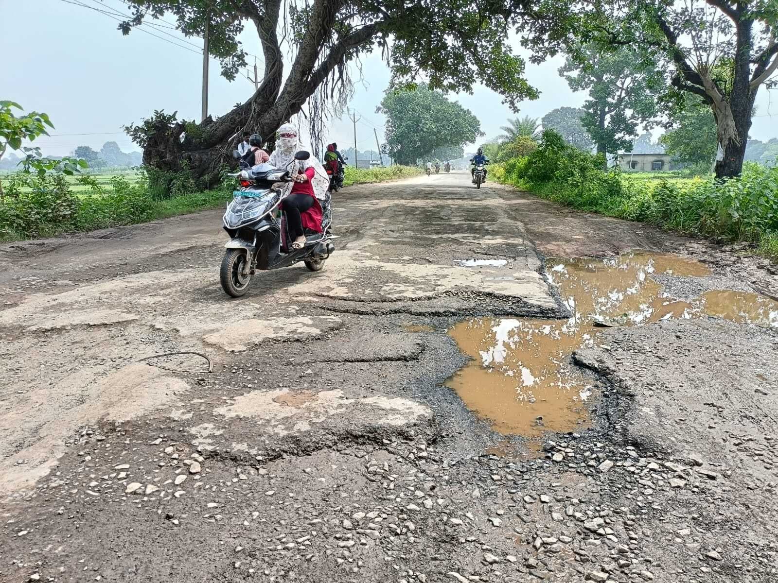 बंडामुंडा-बिसरा मार्ग जर्जर, दुर्घटनाओं की बनी रहती है आशंका