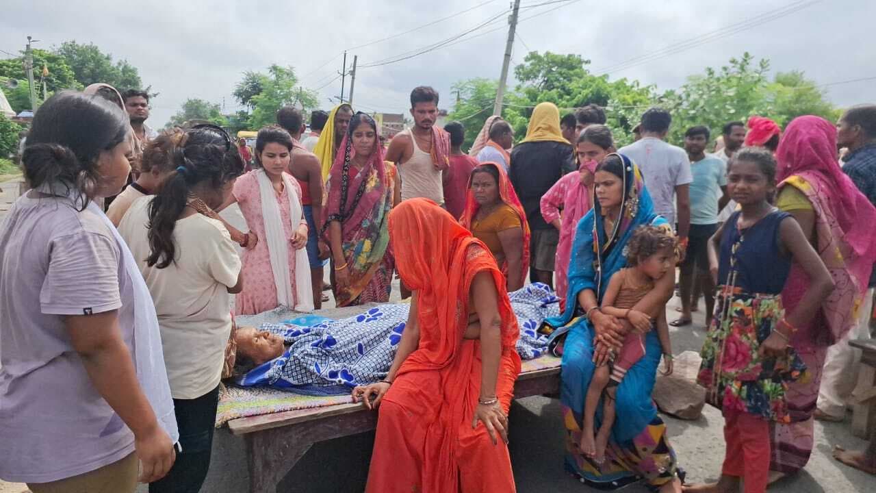 बाइक के धक्के में वृद्धा की मौत, विरोध में जाम