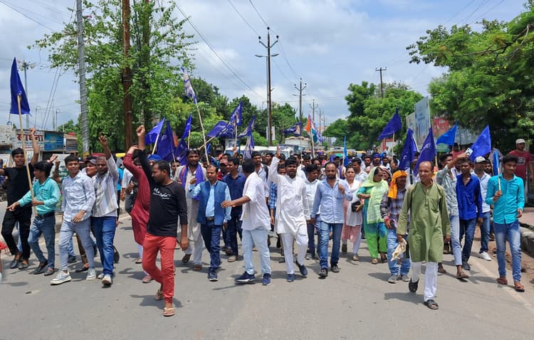एससी एसटी आरक्षण में वर्गीकरण के विरोध में सड़क पर उतरे दलित संगठनों के कार्यकर्ता