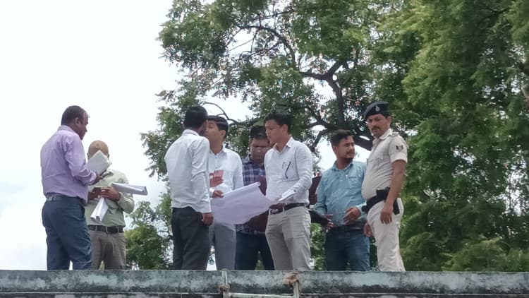 वारिसनगर में विद्युत केंद्र निर्माण का डीएम ने लिया जायजा