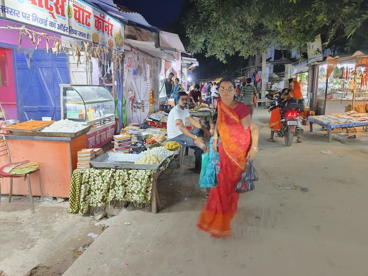 हर जगह अतिक्रमणकारियों का साम्राज्य, अधिकारी को आंदोलन का इंतजार