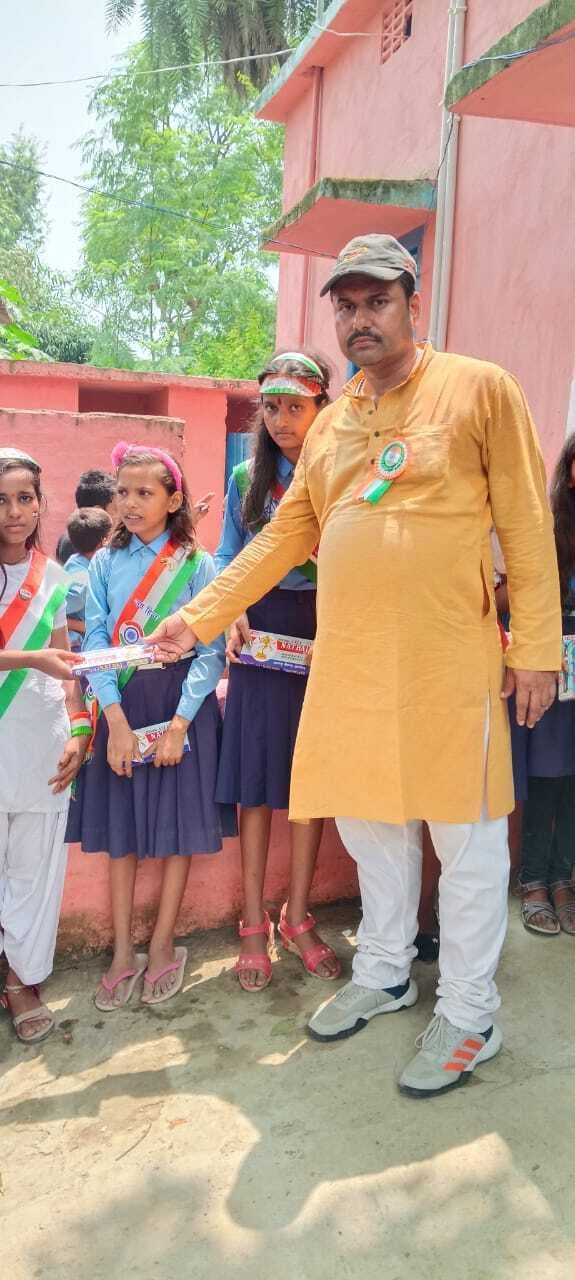 बेहतर करने वाले छात्र हुए शैक्षणिक सामग्रियों से पुरस्कृत