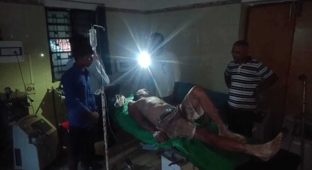 सदर अस्पताल : रोई व्यवस्था, मोबाइल की रोशनी में हुआ करंट से झुलसे मरीज का इलाज