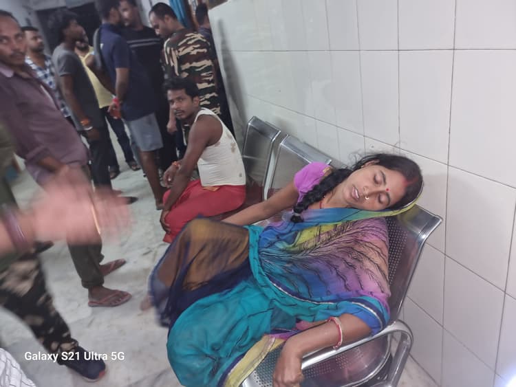 एक्स-रे भवन में मरीज कई घंटों करते रहे कर्मियों का करते रहे इंतजार