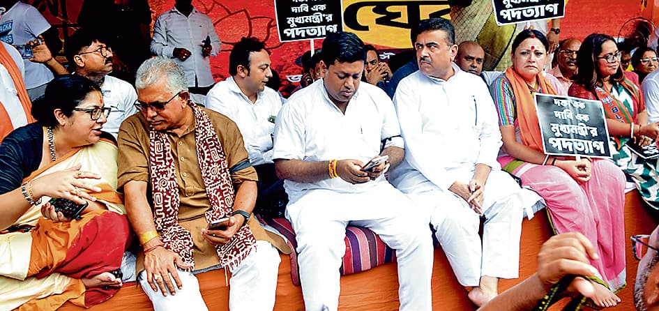 कोलकाता पुलिस आयुक्त को तत्काल पद से हटाने की मांग