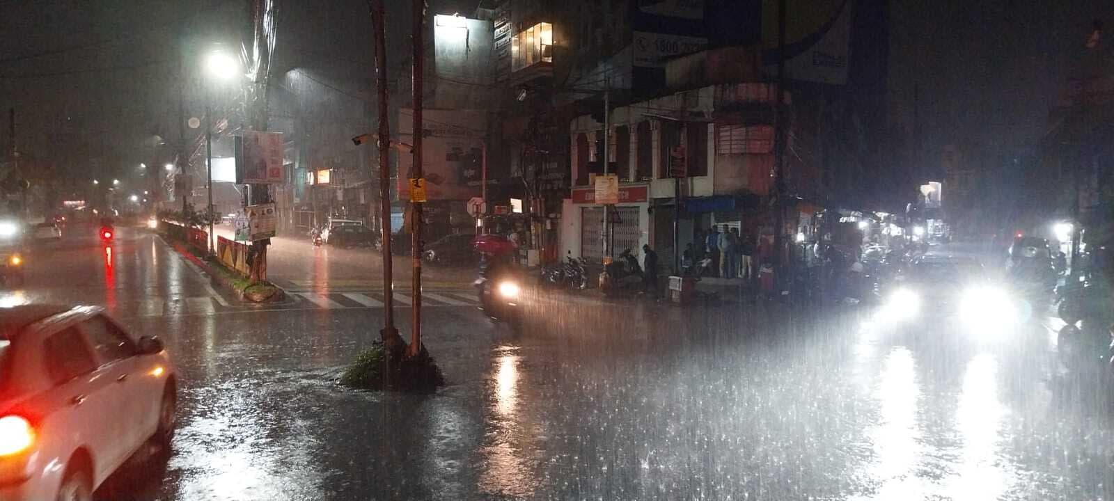 Ranchi News : झमाझम बारिश से सड़कों पर जलजमाव, कई घरों व दुकानों में घुसा पानी
