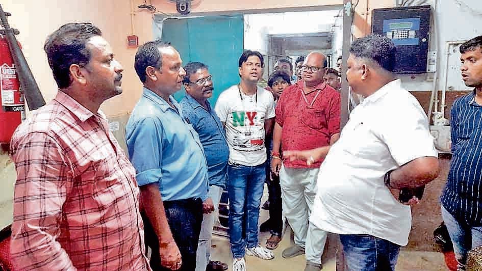 घटना के बाद पुरुलिया अस्पताल पहुंचे नवेंदु मोहाली