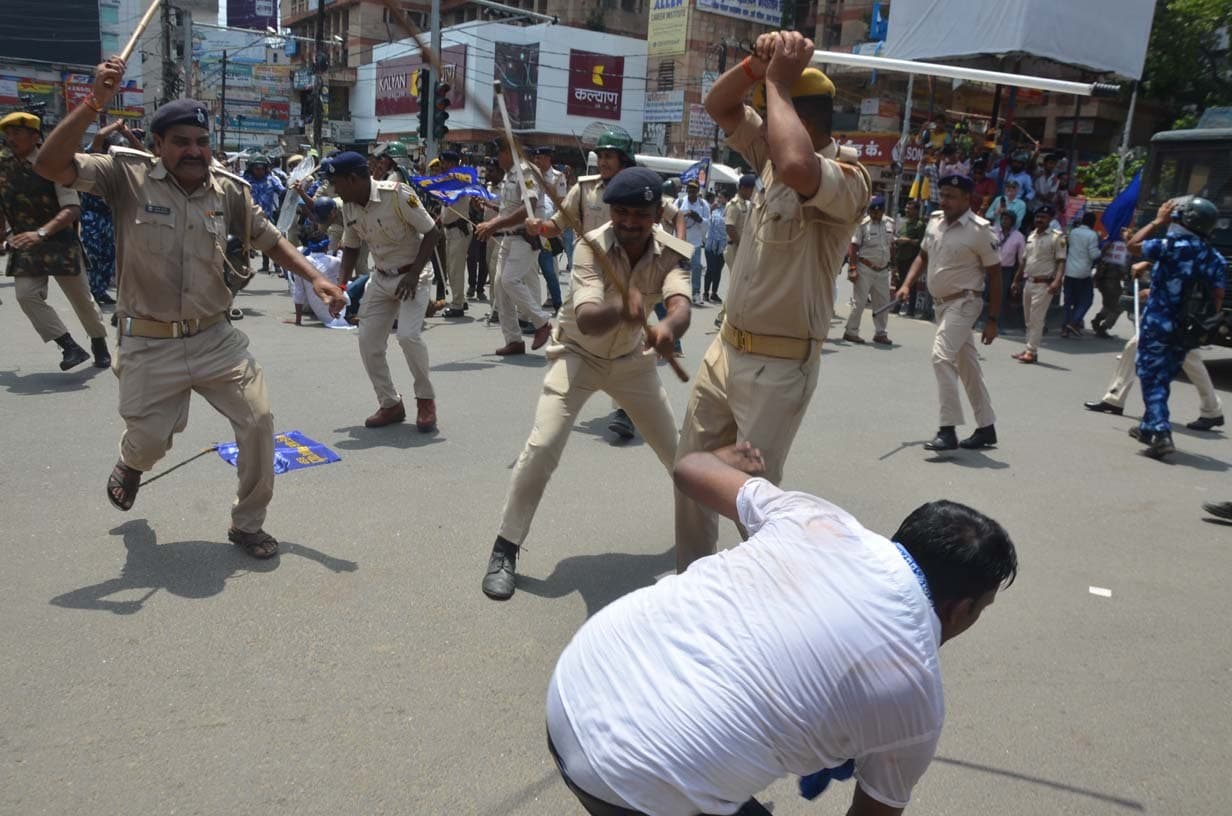 Patna : डाकबंगला चौराहे पर प्रदर्शनकारियों को पुलिस ने दौड़ा-दौड़ा पीटा