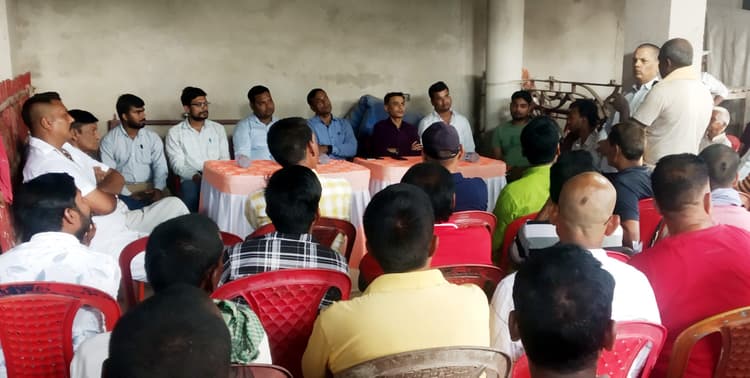 बिजली को लेकर जनआंदोलन के जनसंवाद में आये अफसर, मांगी छह माह की मोहलत