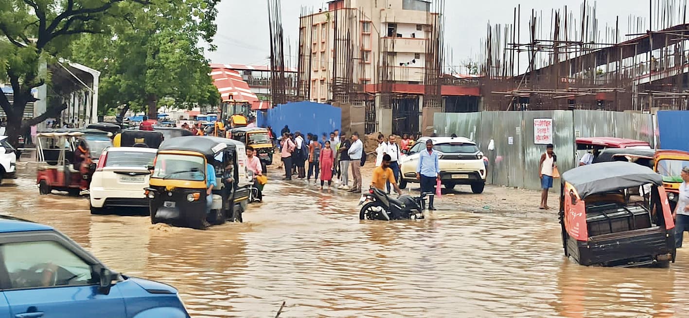 गया जंक्शन जानेवाली मुख्य सड़क पर जलजमाव, यात्रियों को परेशानी