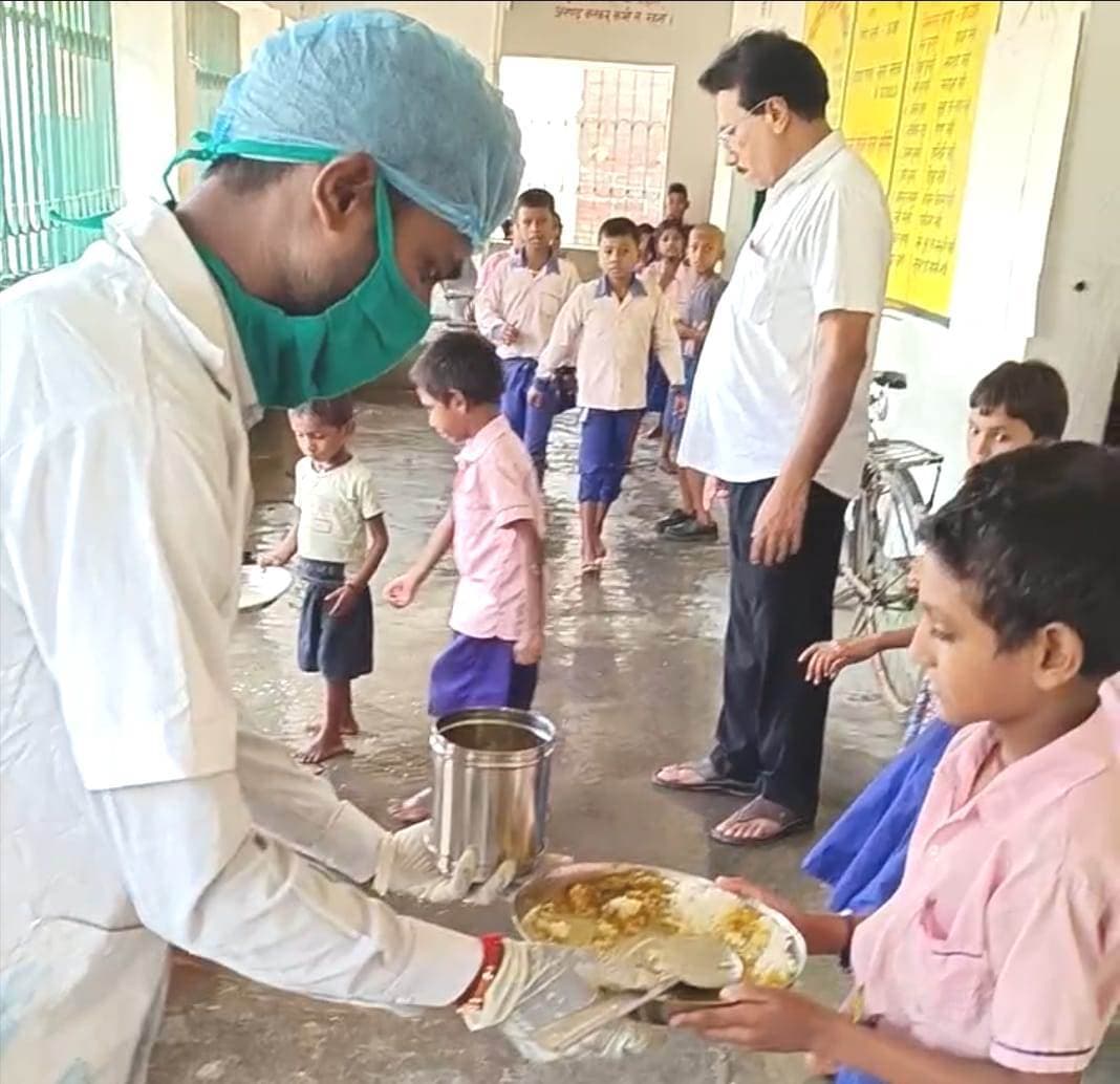 बरहरवा व पतना के एक दर्जन स्कूलों से लिया एमडीएम का नमूना