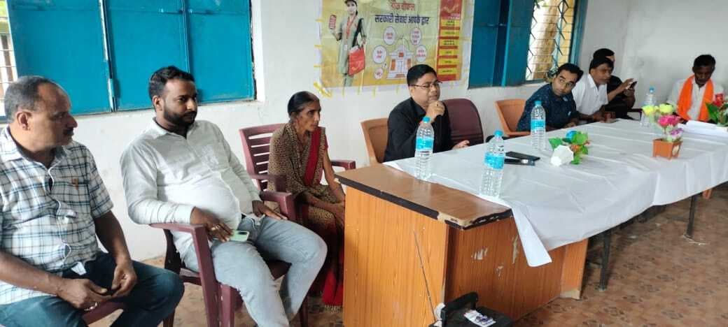 डाक चौपाल में ग्रामीणों को दी योजनाओं की जानकारी