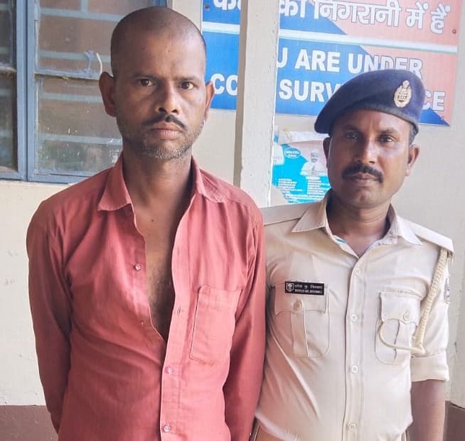 शराब तस्करी में दंपती गिरफ्तार